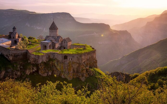 Okruh Arménií + JEZERO SEVAN + OCHUTNÁVKA KOŇAKU ARARAT A VÍNA (letecky z Prahy)